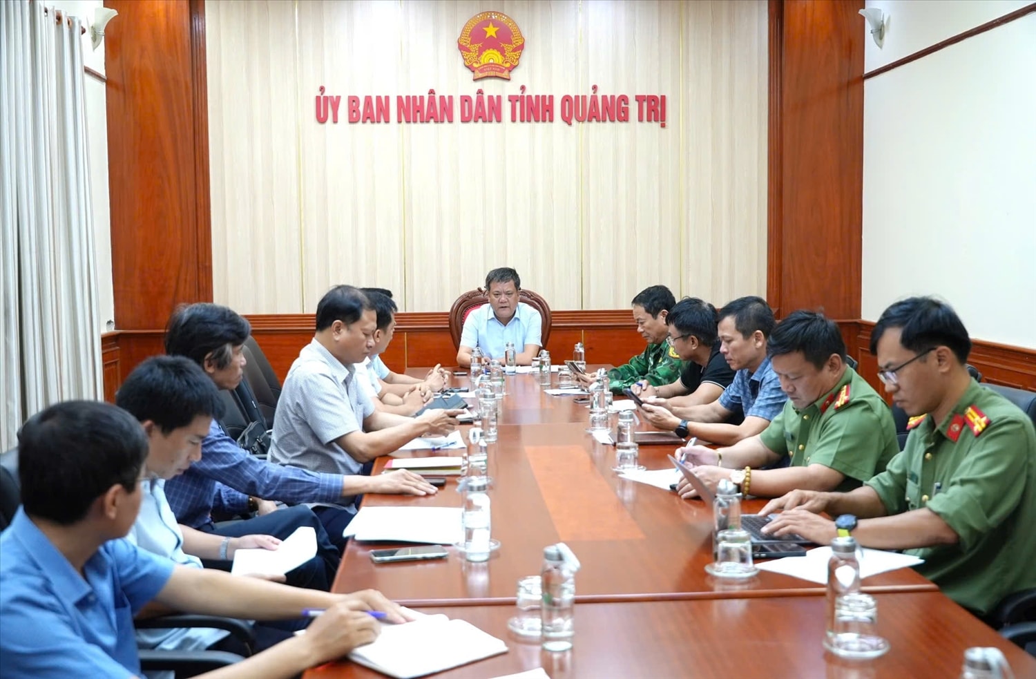 Ông Trần Phong, Chủ tịch UBND tỉnh - Trưởng Ban Chỉ huy phòng thủ dân sự tỉnh Quảng Trị chủ trì họp nhanh để ứng phó với bão số 6 (Ảnh: Trung Đức)