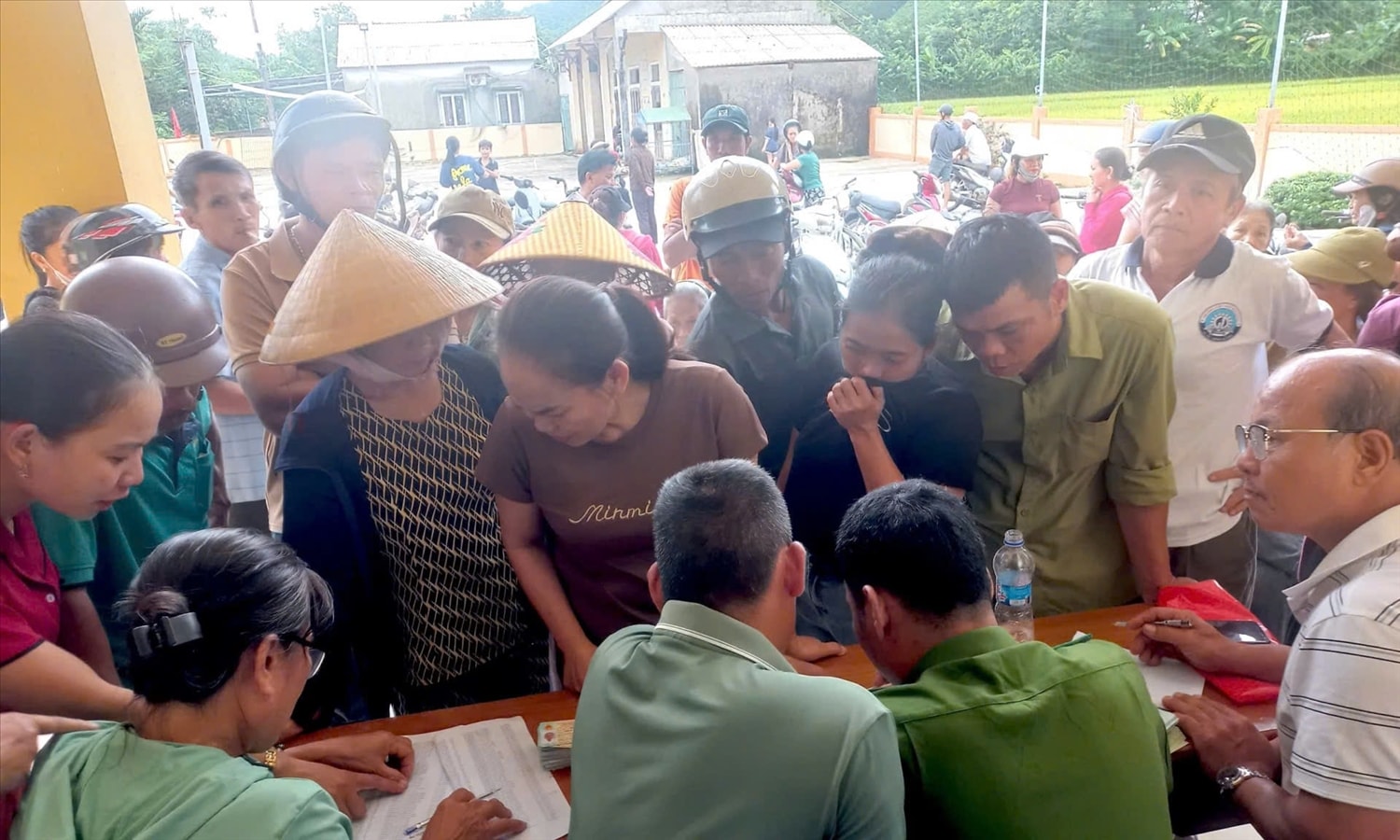 Người dân xã Ba Lòng (Quảng Trị) nhận quà tặng 100.000 đồng/người nhân dịp kỷ niệm 80 năm Cách mạng Tháng Tám và Quốc khánh 2/9 (Ảnh: CTV) Đồng bào DTTS ở xã Ba Lòng (Quảng Trị) nhận quà tặng 100.000 đồng/người nhân dịp kỷ niệm 80 năm Cách mạng Tháng Tám và Quốc khánh 2/9 (Ảnh: CTV)