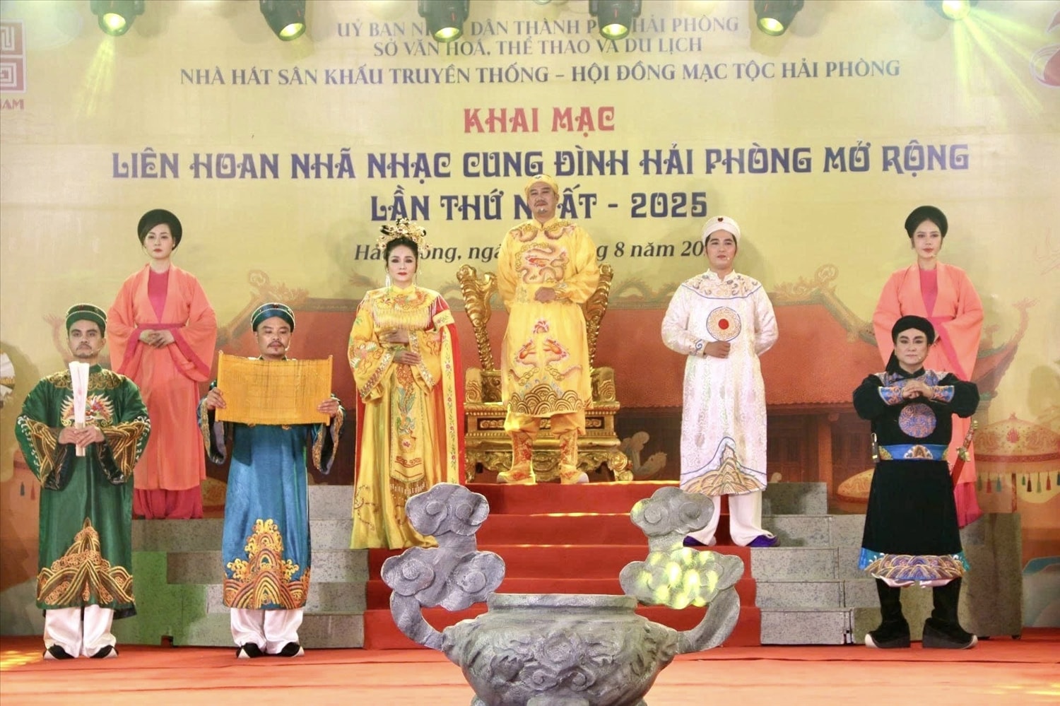 Nhã nhạc được kết tinh từ hàng trăm năm lịch sử, là đỉnh cao của nghệ thuật cung đình, quy chuẩn về thanh – khí – thần trong mỹ học Việt Nam. Ở đó có sự chuẩn mực của tiết tấu, trật tự của hoà điệu, phép tắc của nghi lễ; nhưng trên hết là tinh thần hướng thiện, trọng nghĩa, tôn vinh cái đẹp, nuôi dưỡng tâm hồn con người.