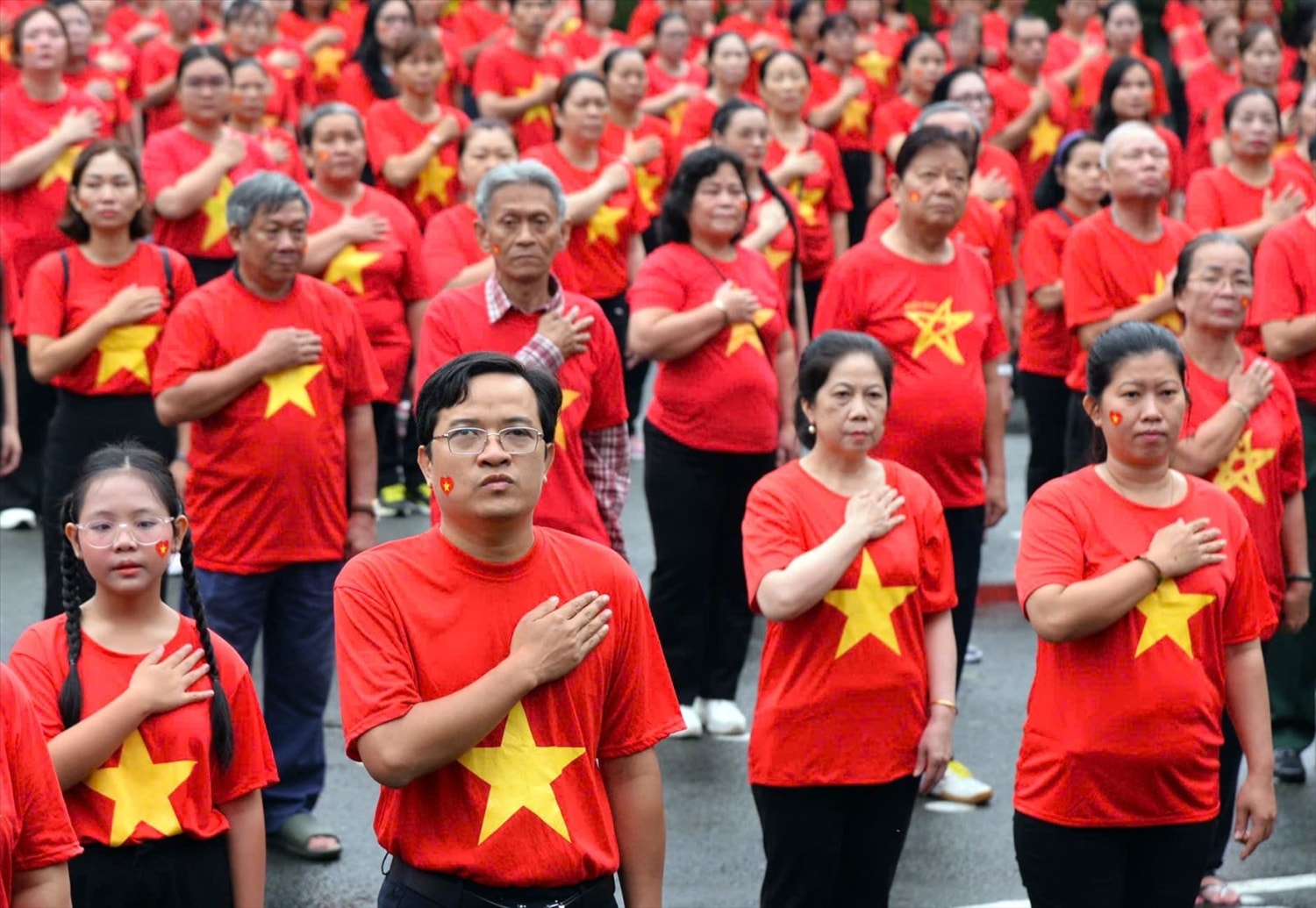Trang nghiêm hướng về Tổ quốc.