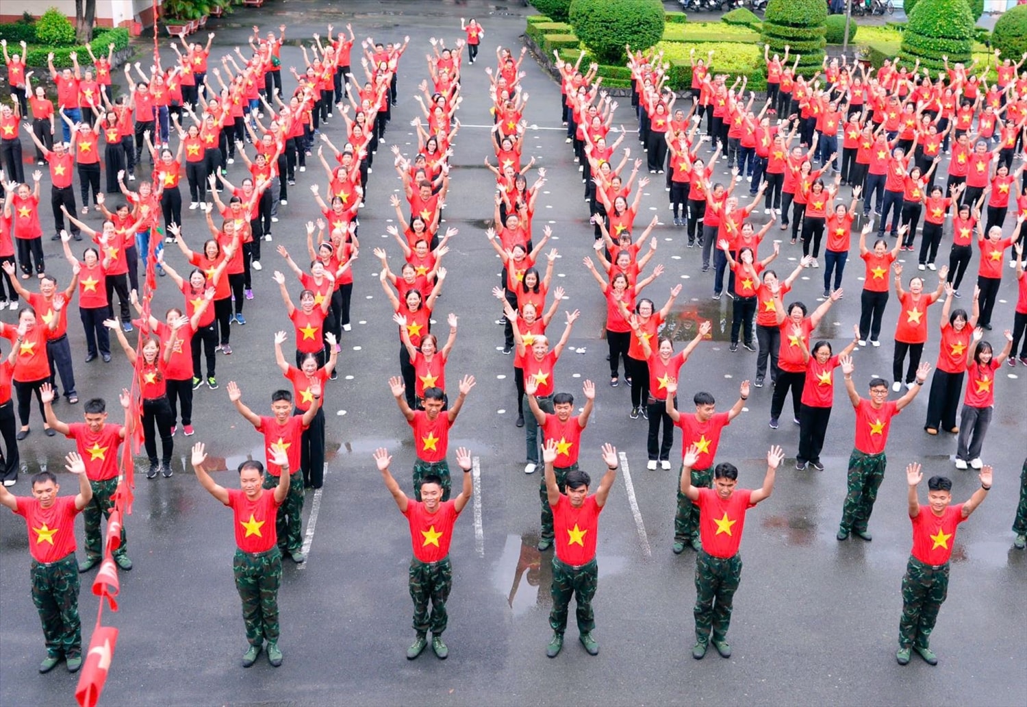 Sự kiện thu hút đông đảo người dân nhiều độ tuổi cùng tham gia đồng diễn.