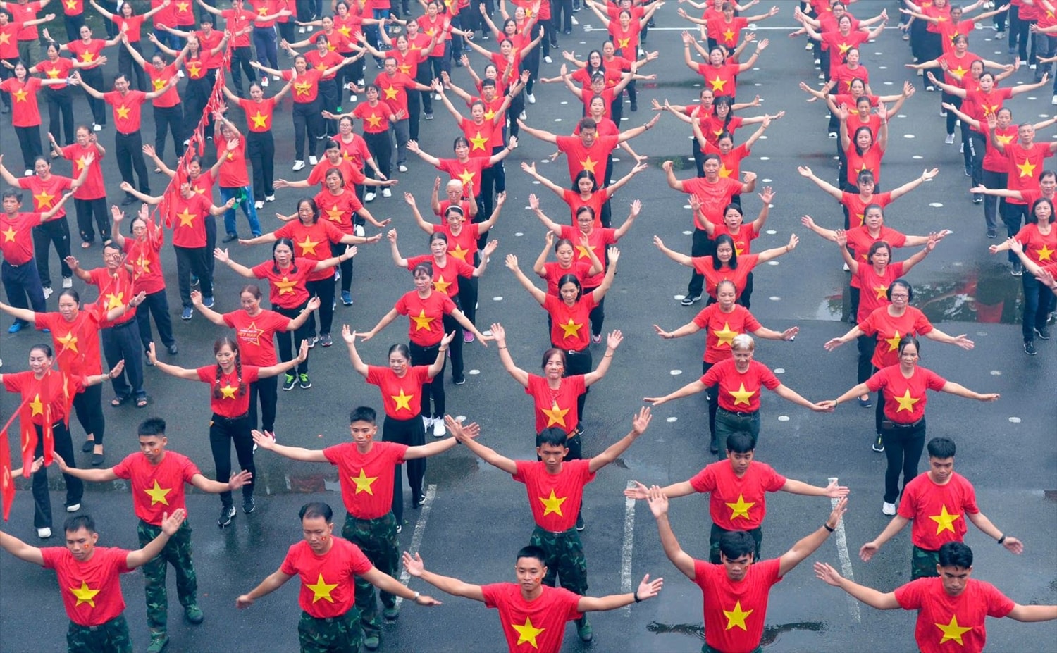Người dân hào hứng, phấn khởi cùng nhau đồng diễn hướng về Tổ quốc.