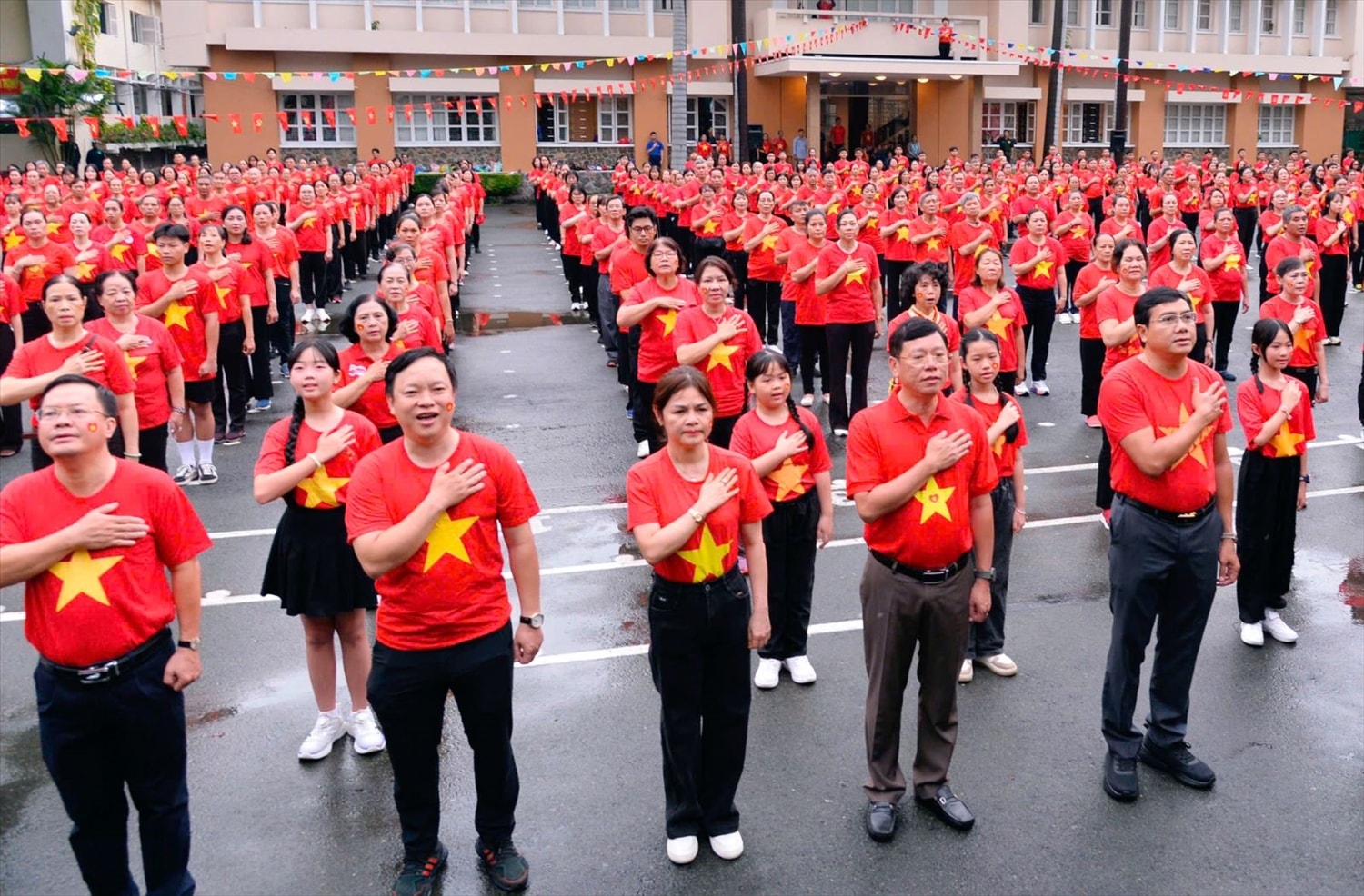 Người dân đồng thanh với bài hát Quốc ca.