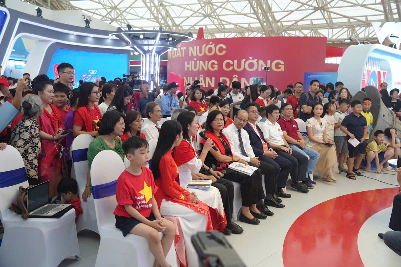 Buổi giao lưu thu hút đông đảo khán giả tham gia