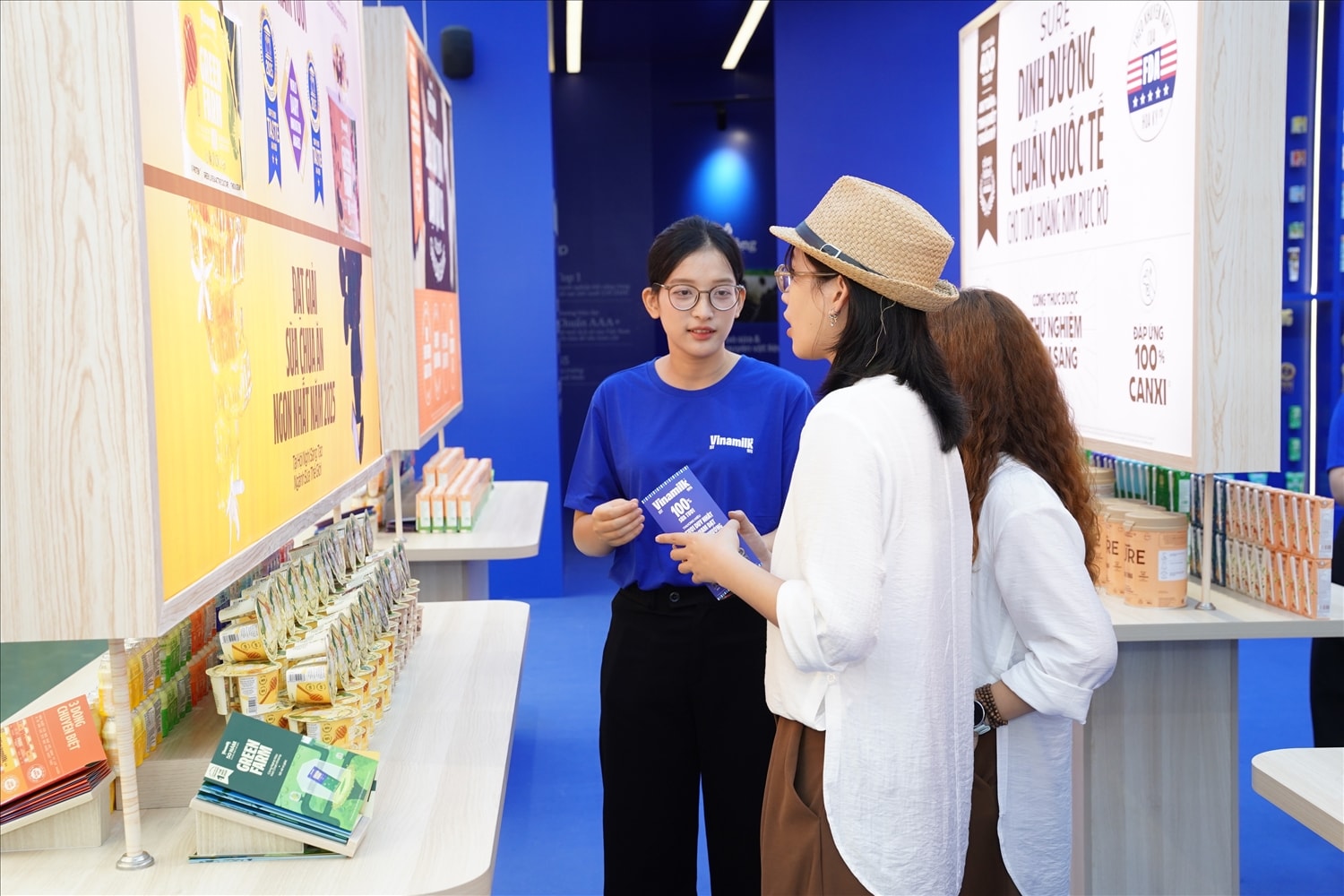 Các bạn trẻ đặc biệt yêu thích không gian trưng bày và trải nghiệm của Vinamilk. (Ảnh: Tịnh Không)  Bạn Bùi Thị Như Ý (22 tuổi) từ TP.HCM ra Hà Nội trầm trồ: “Em rất ấn tượng với không gian triển lãm hiện đại và chỉn chu của Vinamilk. Khi thử các loại sữa của Vinamilk tại đây em thấy rất ngon và mẫu mã bao bì rất đẹp.”