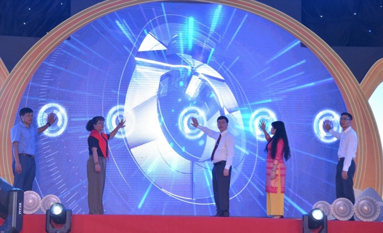 Bấm nút khai mạc Tuần lễ Văn hóa, Du lịch và Ẩm thực Đắk Lắk năm 2025 (ảnh: CTV)