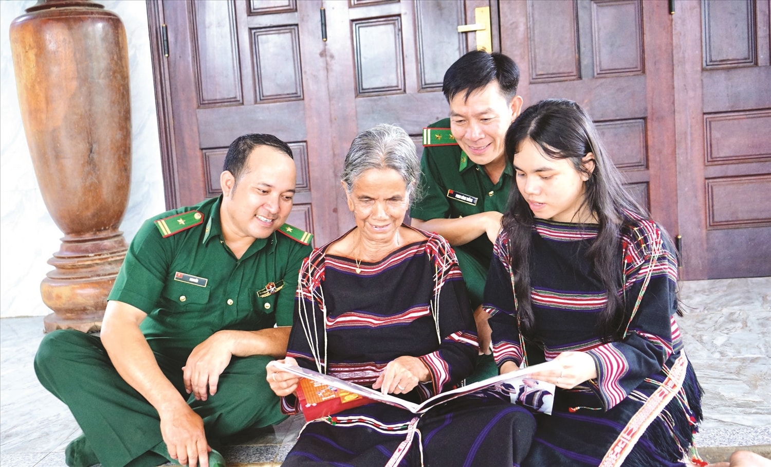 Thiếu tá Puih Đức, Đội trưởng Đội vận động quần chúng (bên trái ảnh) cùng cán bộ Đồn Biên phòng Ia Púch quan tâm, chia sẻ cuộc sống cùng dân làng Thiếu tá Puih Đức, Đội trưởng Đội vận động quần chúng (bên trái ảnh) cùng cán bộ Đồn Biên phòng Ia Púch quan tâm, chia sẻ cuộc sống cùng dân làng