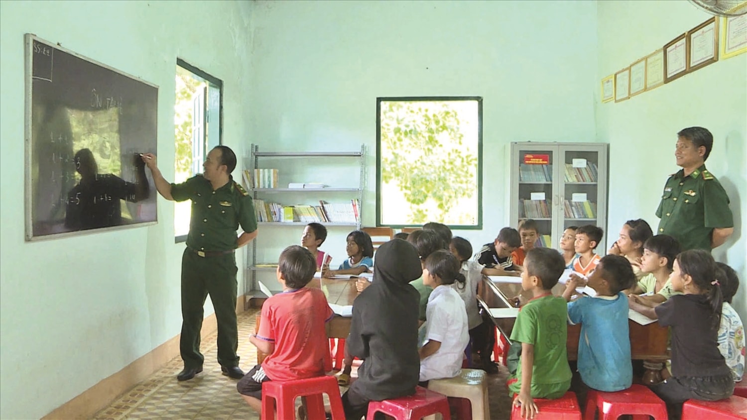 Thiếu tá Puih Đức cùng đồng đội tham gia lớp dạy học miễn phí cho trẻ em vùng biên giới Ia Púch Thiếu tá Puih Đức cùng đồng đội tham gia lớp dạy học miễn phí cho trẻ em vùng biên giới Ia Púch