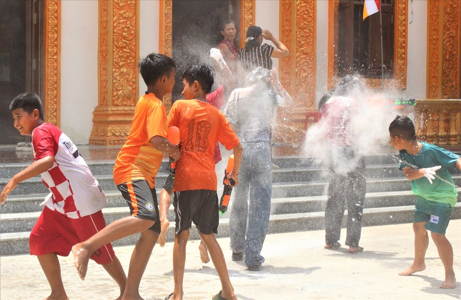 Đến vùng đồng bào Khmer sinh sống, có thể dễ dàng bắt gặp khung cảnh các em nhỏ dân tộc Khmer vui đùa với nụ cười luôn nở trên môi.