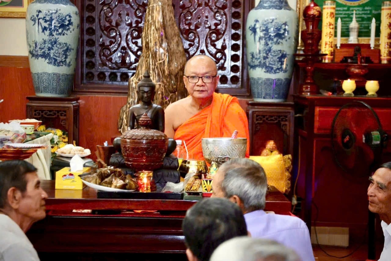 Các vị sư đồng bào Khmer luôn nhắc nhở phật tử sống tốt đời đẹp đạo, cùng xây dựng quê hương; trong ảnh là Thượng tọa Lý Hùng (Ảnh: Tào Đạt)