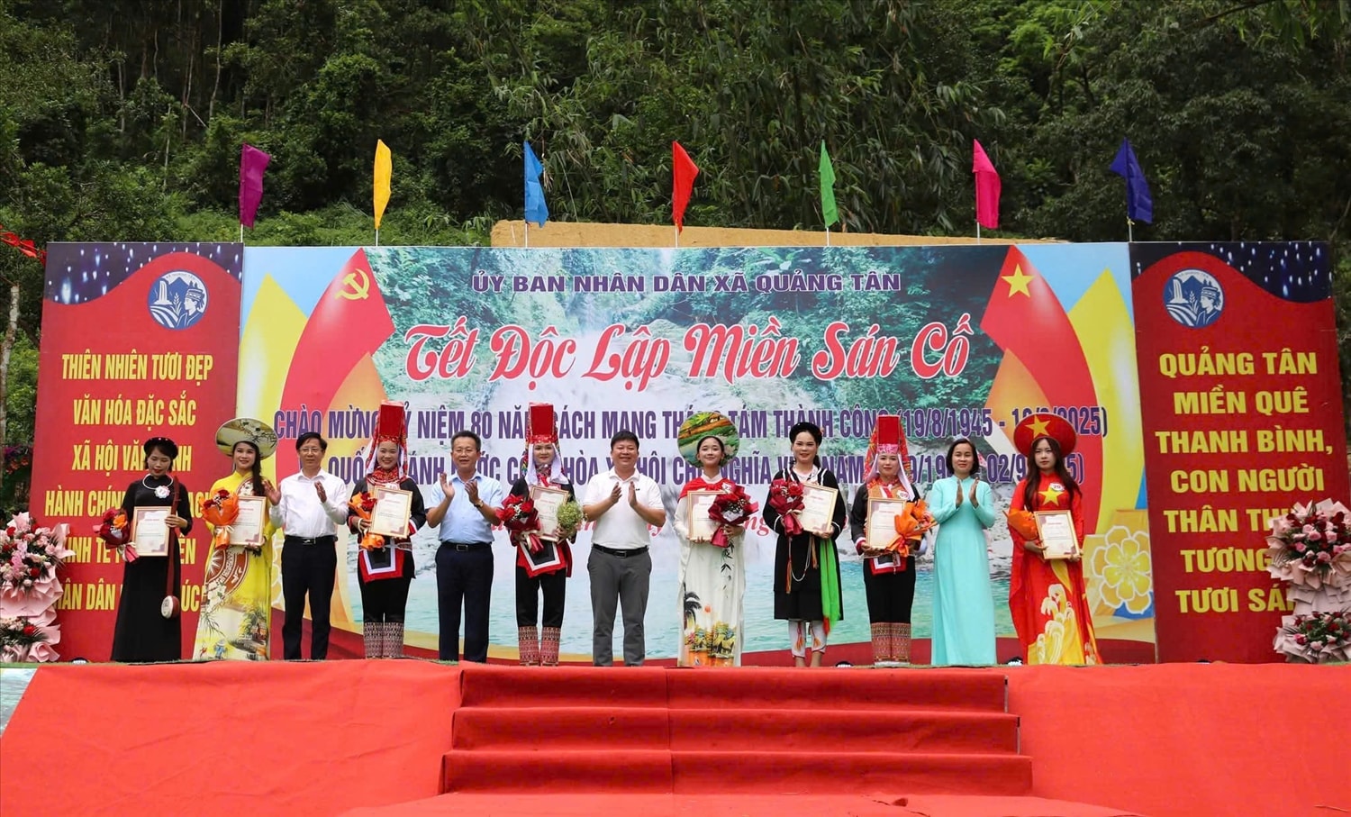 Lãnh đạo xã Quảng Tân trao giải cho các thí sinh tham gia phần thi Trình diễn trang phục dân tộc