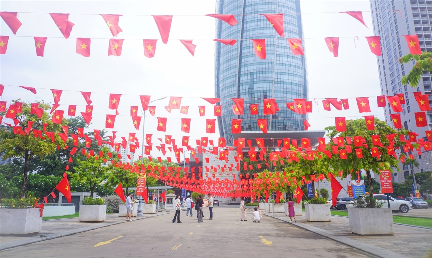 Thành phố rực rỡ cờ hoa đón lễ Quốc khánh. (Ảnh Toàn Toàn). Thành phố rực rỡ cờ hoa đón lễ Quốc khánh. (Ảnh Toàn Toàn).