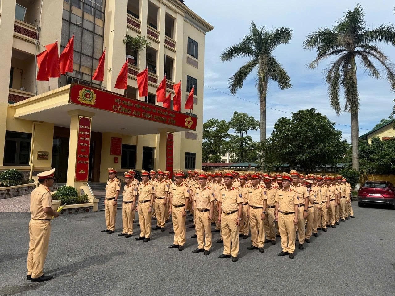 Đồng chí Trung tá Nguyễn Ngọc Phương - Trưởng phòng CSGT chỉ đạo tại Lễ ra quân thực hiện các kế hoạch cao điểm 