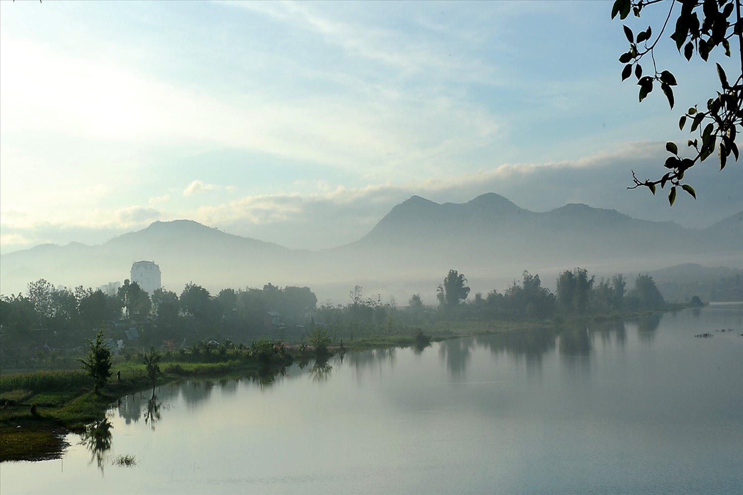Trên dòng sông Đăk Bla mỗi buổi sáng du khách bất chợt gặp khung cảnh nơi đây như bức tranh thuỷ mặc Trên dòng sông Đăk Bla mỗi buổi sáng du khách bất chợt gặp khung cảnh nơi đây như bức tranh thuỷ mặc