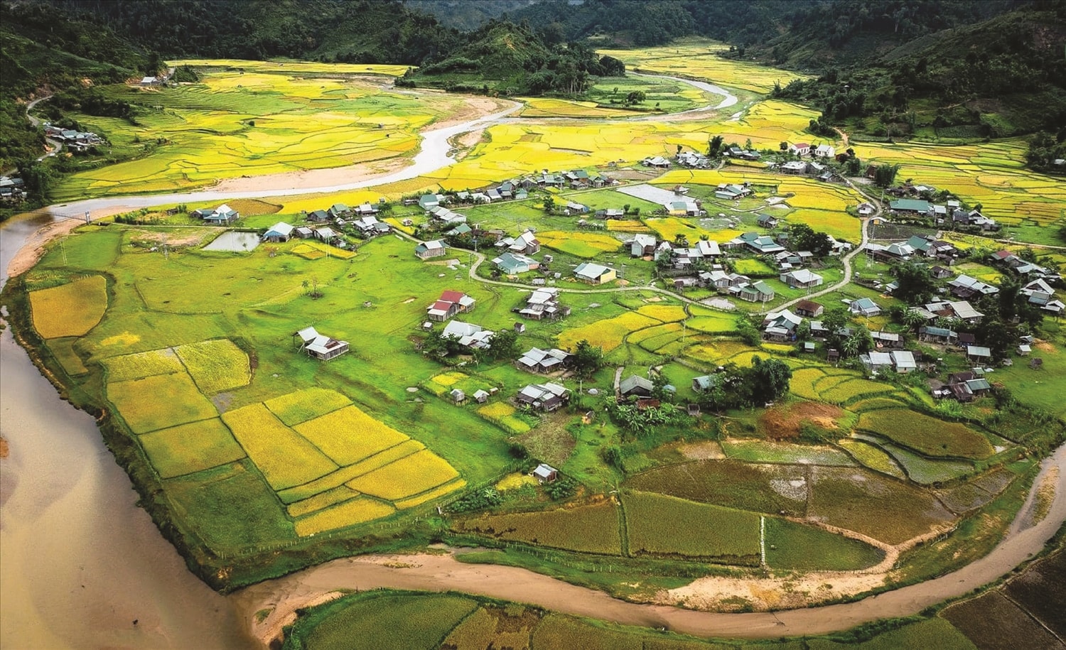 Bản làng đồng bào Xơ Đăng nhìn từ trên cao