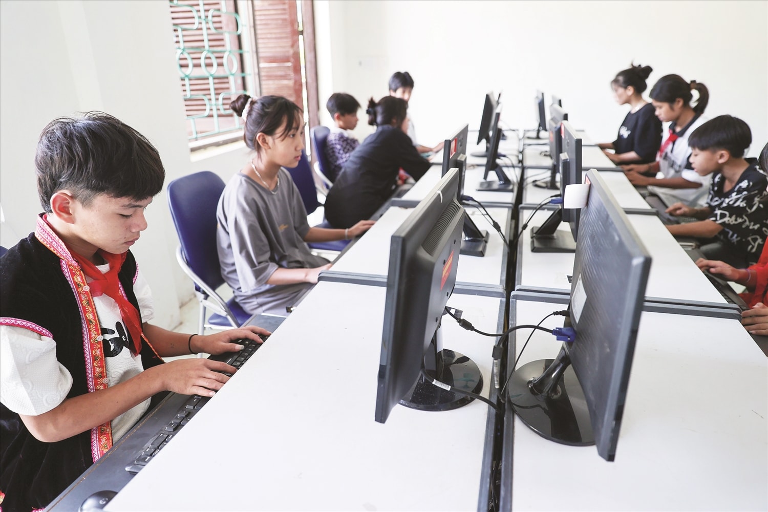 Đồng bào dân tộc, tôn giáo vươn lên trong thời kỳ hội nhập, chung tay cùng đất nước trên con đường phát triển bền vững. Cũng như các em học sinh người dân tộc thiểu số trên khắp cả nước, học sinh  Trường PTDT Bán trú-Tiểu học Mù Cả, huyện Mường Tè (cũ), tỉnh Lai Châu luôn được tiếp cận công nghệ mới, nỗ lực vươn lên làm giàu cho gia đình, xã hội