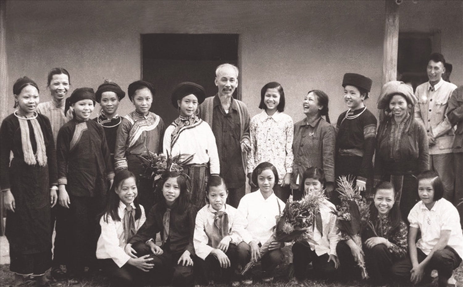  Chủ tịch Hồ Chí Minh luôn quan tâm, chăm lo cho đồng bào các dân tộc, tôn giáo, đặt nền móng cho chính sách đại đoàn kết toàn dân tộc ngay từ những ngày đầu của cách mạng.  (Trong ảnh: Bác Hồ chụp ảnh lưu niệm với đại biểu thiếu nhi và phụ nữ các dân tộc tỉnh Lào Cai ngày 23/9/1958). Ảnh Tư liệu TTXVN