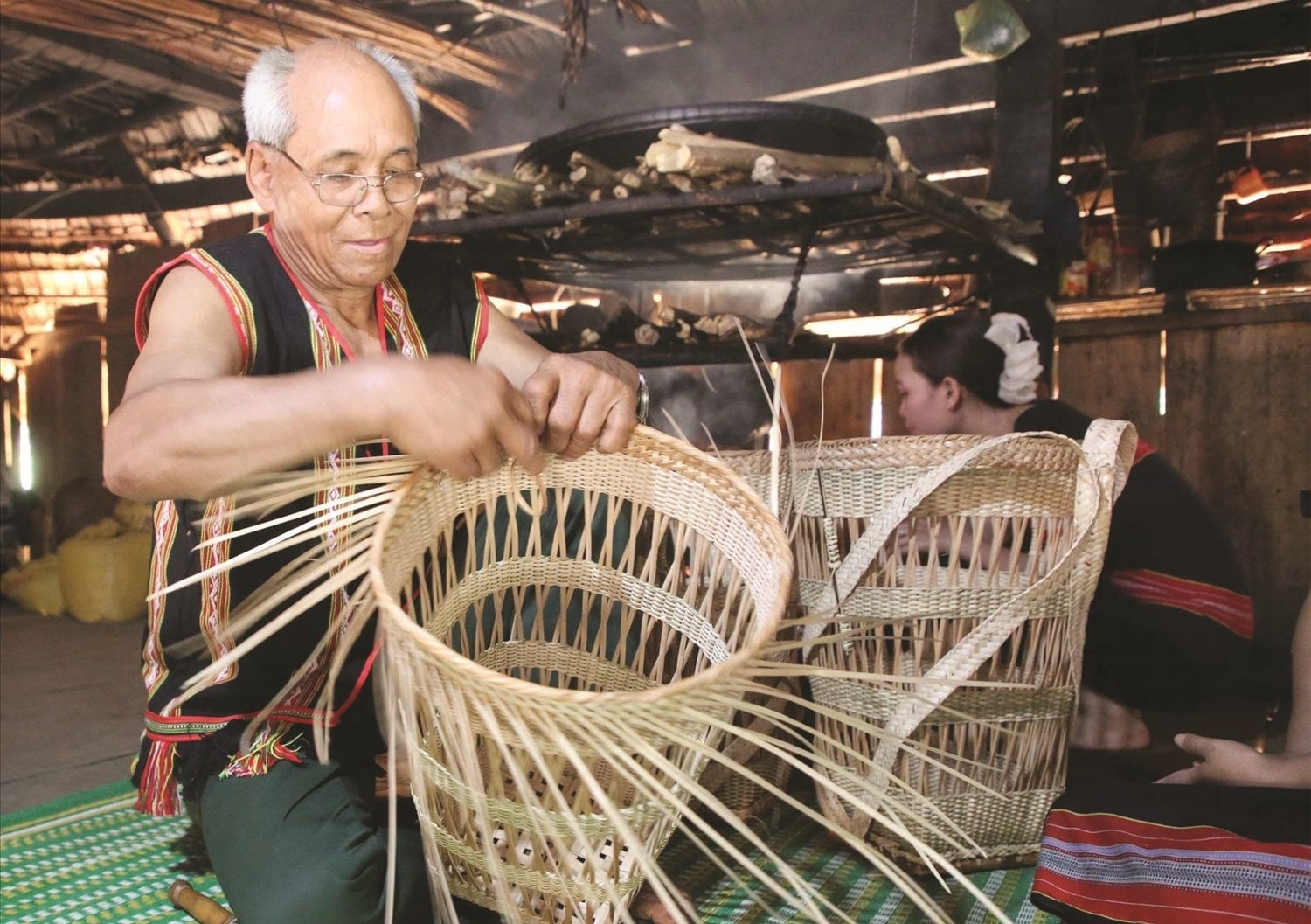 Già Phong Nhấp miệt mài giữ nghề đan lát. (Ảnh Huy Trường)