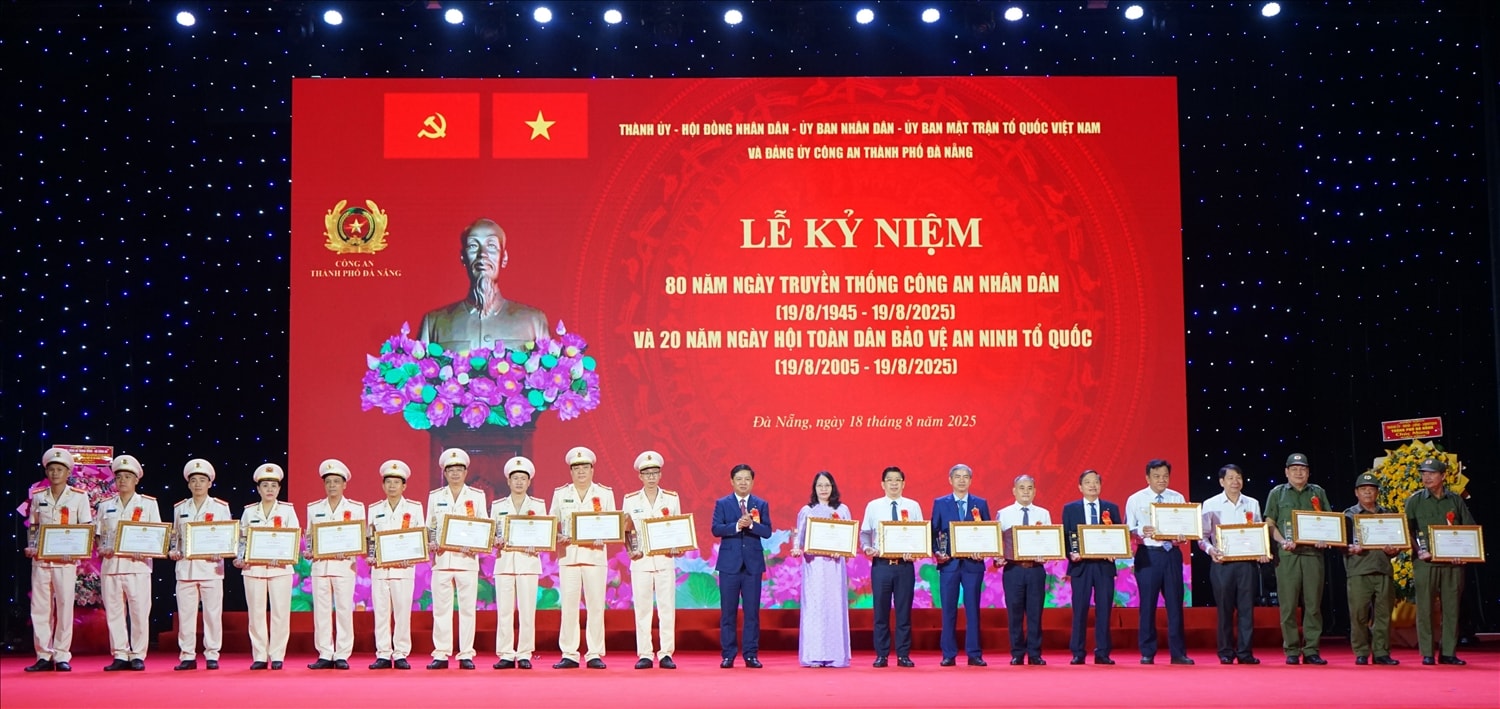 Ông Lý Minh Tám (thứ 3 từ phải sang) là một trong những cá nhân tiêu biểu nhận Bằng khen của Chủ tịch UBND TP. Đà Nẵng hồi giữa tháng 8/2025. (Ảnh NVCC).