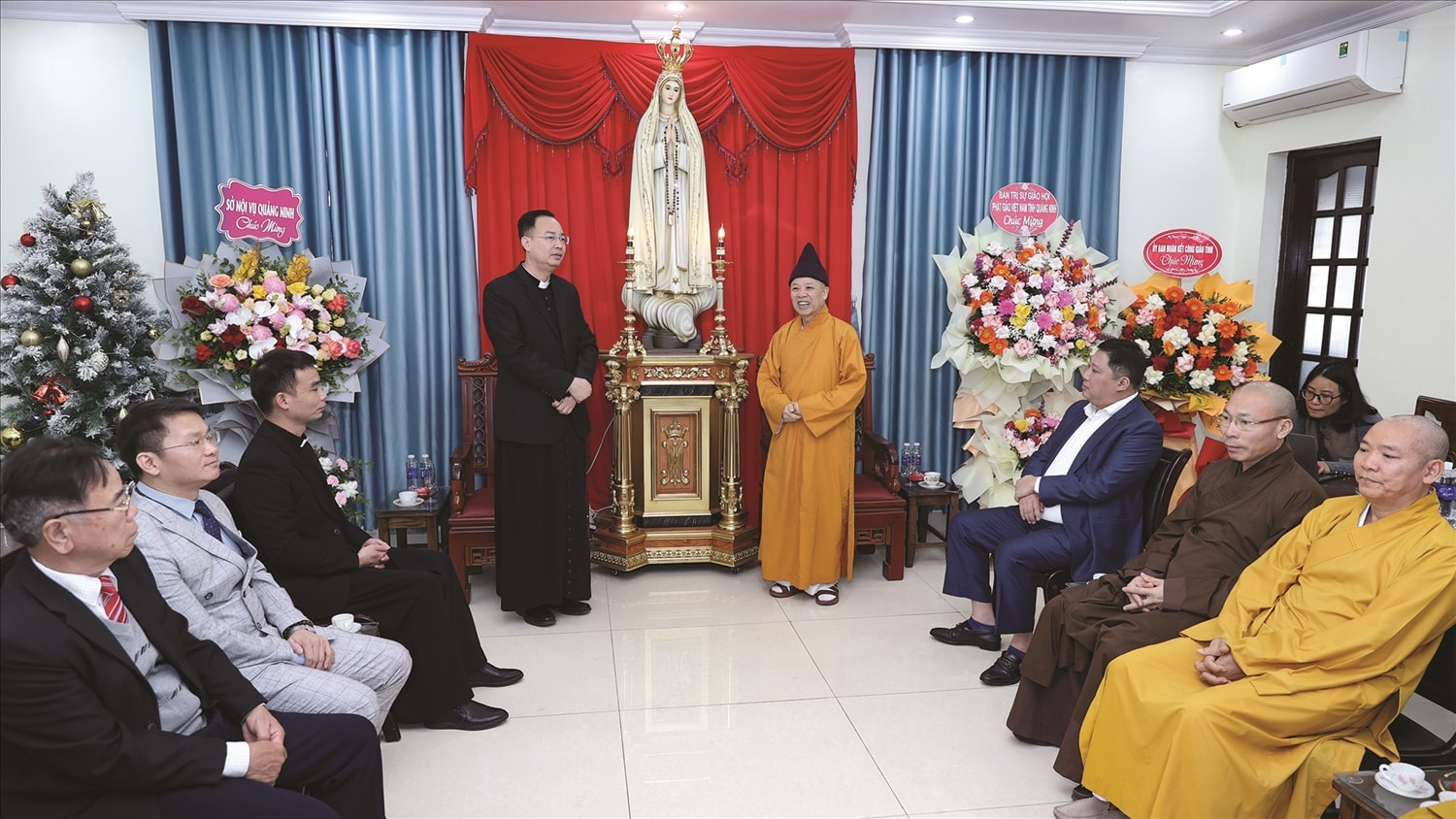 Các chức sắc tôn giáo luôn gương mẫu đồng hành cùng Nhà nước, góp phần xây dựng khối đại đoàn kết  dân tộc, tôn giáo. Trong ảnh: Hoà thượng Thích Thanh Quyết, Phó Chủ tịch Hội đồng Trị sự Giáo hội Phật giáo Việt Nam   thăm và chúc mừng Giáo xứ Hòn Gai dịp Giáng sinh