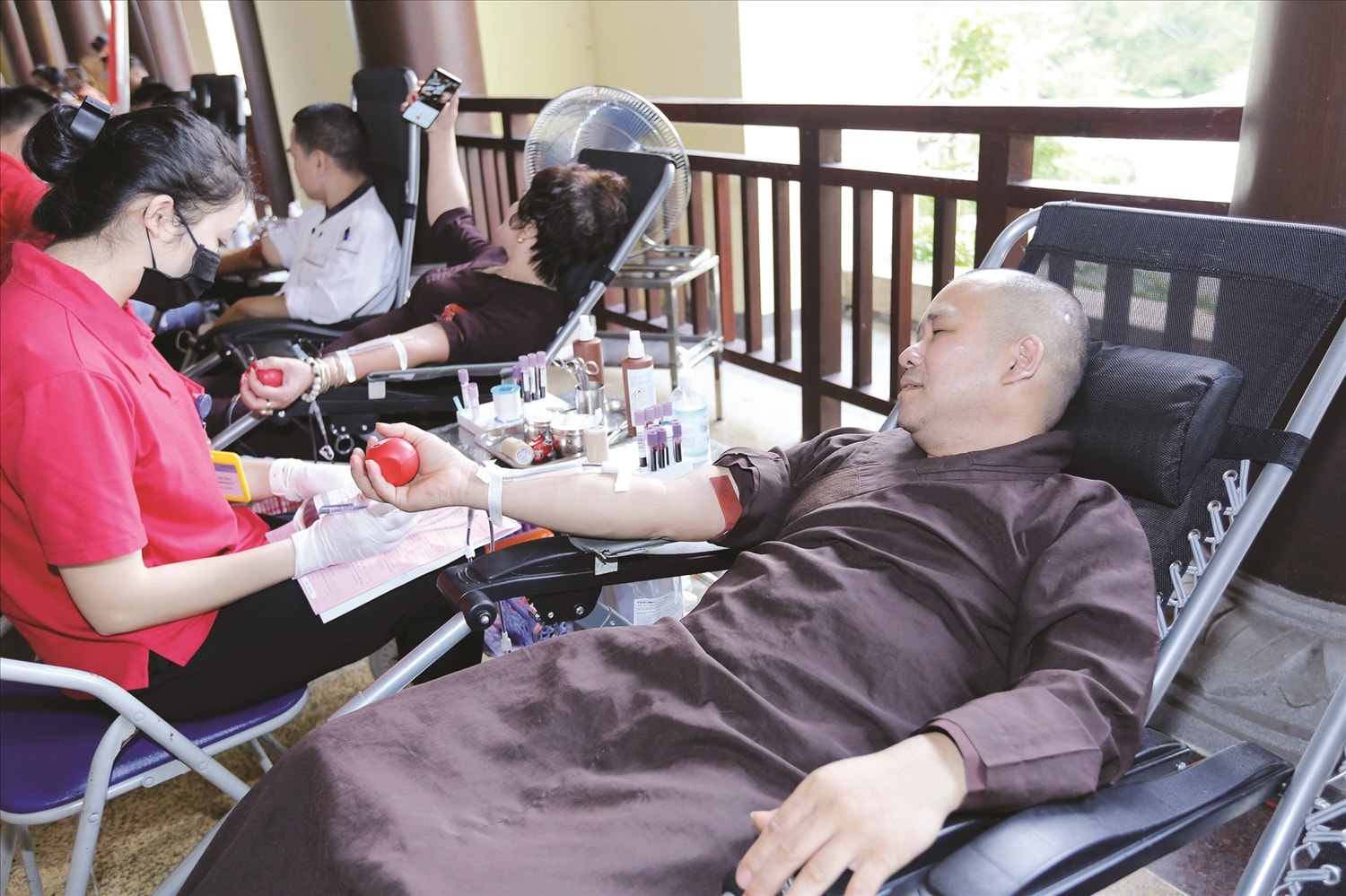 Tinh thần nhân ái, sẻ chia của đồng bào dân tộc, tôn giáo lan tỏa những giá trị tốt đẹp trong cộng đồng. Trong ảnh: Tăng ni, phật tử thường xuyên tham gia hiến máu nhân đạo tại Thiền viện Trúc Lâm, Yên Tử, Quảng Ninh