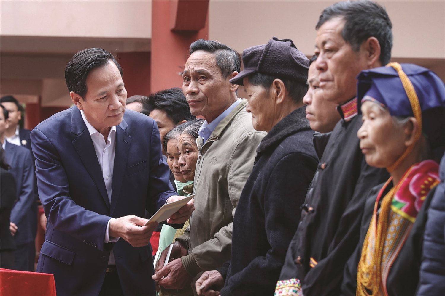 Nhờ chính sách ưu tiên phát triển miền núi, vùng đồng bào các dân tộc ngày càng khởi sắc,  đời sống không ngừng cải thiện. Trong ảnh : Bộ trưởng Bộ Dân tộc và Tôn giáo, ông Đào Ngọc Dung cùng Đoàn Đại biểu Quốc Hội đến thăm, tặng quà bà con các dân tộc tại tỉnh Tuyên Quang