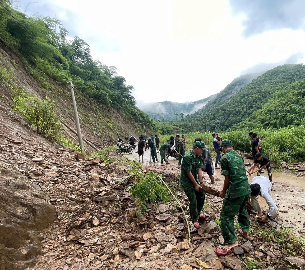 Đồn Biên phòng cửa khẩu Tén Tằn đã phối hợp với địa phương huy động cán bộ, chiến sĩ và người dân tham gia, thu dọn được hàng chục khối đất sạt lở, phát quang toàn bộ tuyến đường vào khu phố. Ảnh: CTV