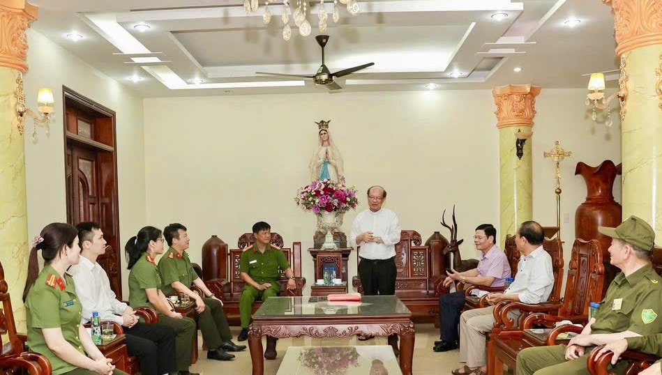 Công an tỉnh Ninh Bình luôn phối hợp, tuyên truyền, vận động các tôn giáo và đồng bào có đạo thực hiện việc treo cờ Tổ quốc. Ảnh: CACC