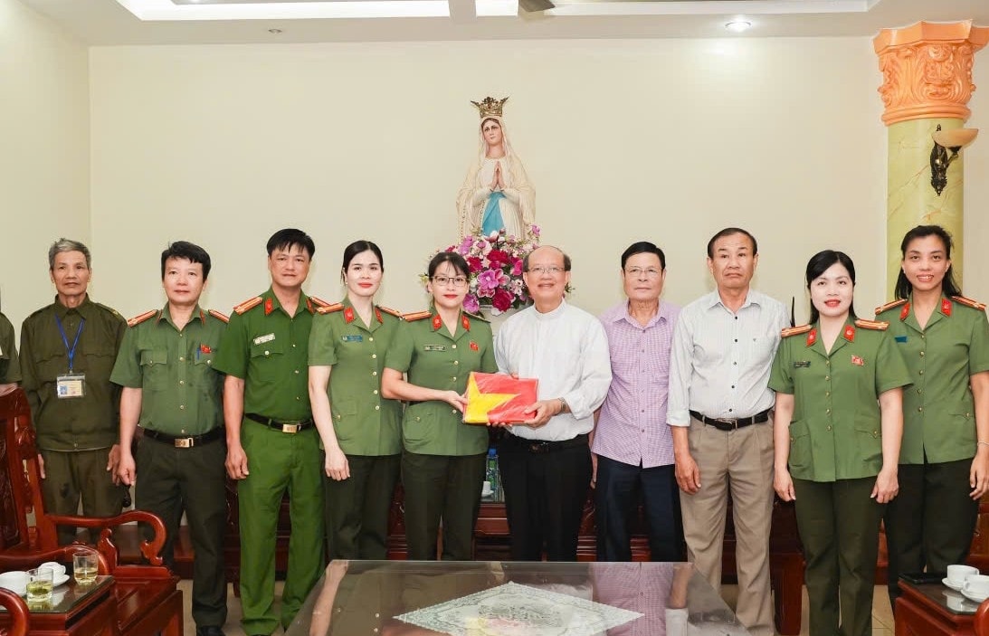 Công an Ninh Bình trao tặng cờ Tổ quốc. Ảnh: CACC