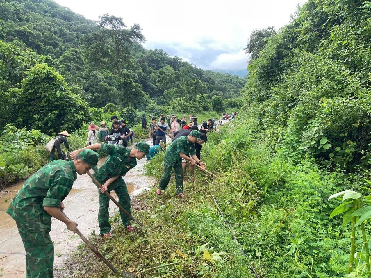 Biên phòng Thanh Hóa dọn sạt lở, đảm bảo giao thông an toàn 2