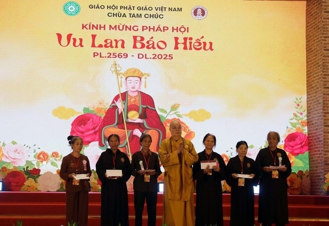 Ban tổ chức đã trao 30 phần quà cho các bà mẹ Việt Nam anh hùng, các gia đình có công, thương bệnh binh của địa phương phường Tam Chúc.(Ảnh:Nguyễn Chinh)