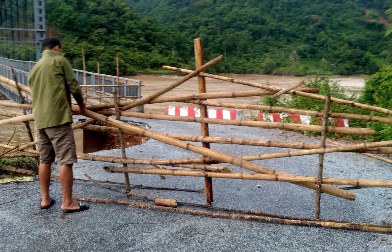Chính quyền xã Tam Quang đã phải lập rào chắn 