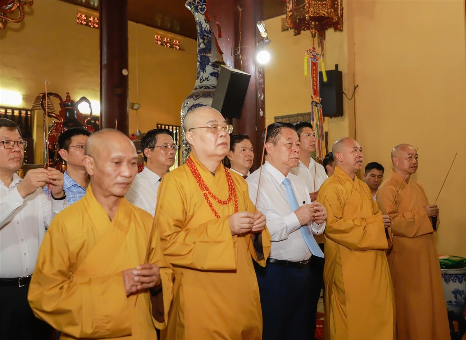 Ủy viên Bộ Chính trị, Bí thư Trung ương Đảng, Trưởng Ban Tuyên giáo và Dân vận Trung ương Nguyễn Trọng Nghĩa và các đại biểu thắp hương tại Chùa Quán Sứ - ngôi chùa nơi đoàn đến thăm, chúc mừng Giáo hội Phật giáo Việt Nam 