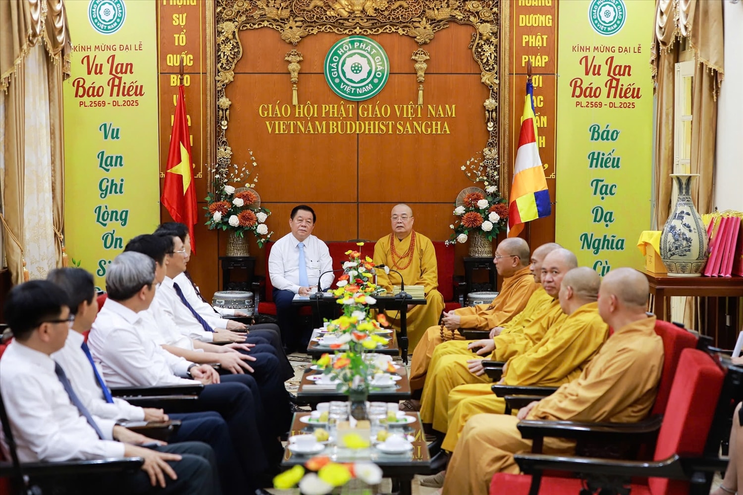 Ủy viên Bộ Chính trị, Bí thư Trung ương Đảng, Trưởng Ban Tuyên giáo và Dân vận Trung ương Nguyễn Trọng Nghĩa thăm, chúc mừng Giáo hội Phật giáo Việt Nam
