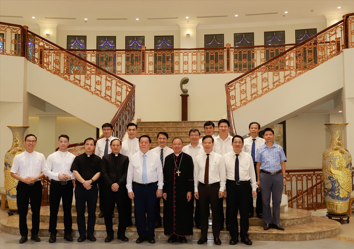 Ủy viên Bộ Chính trị, Bí thư Trung ương Đảng, Trưởng Ban Tuyên giáo và Dân vận Trung ương Nguyễn Trọng Nghĩa và các đại biểu chụp ảnh lưu niệm tại Toà Tổng Giám mục Hà Nội 
