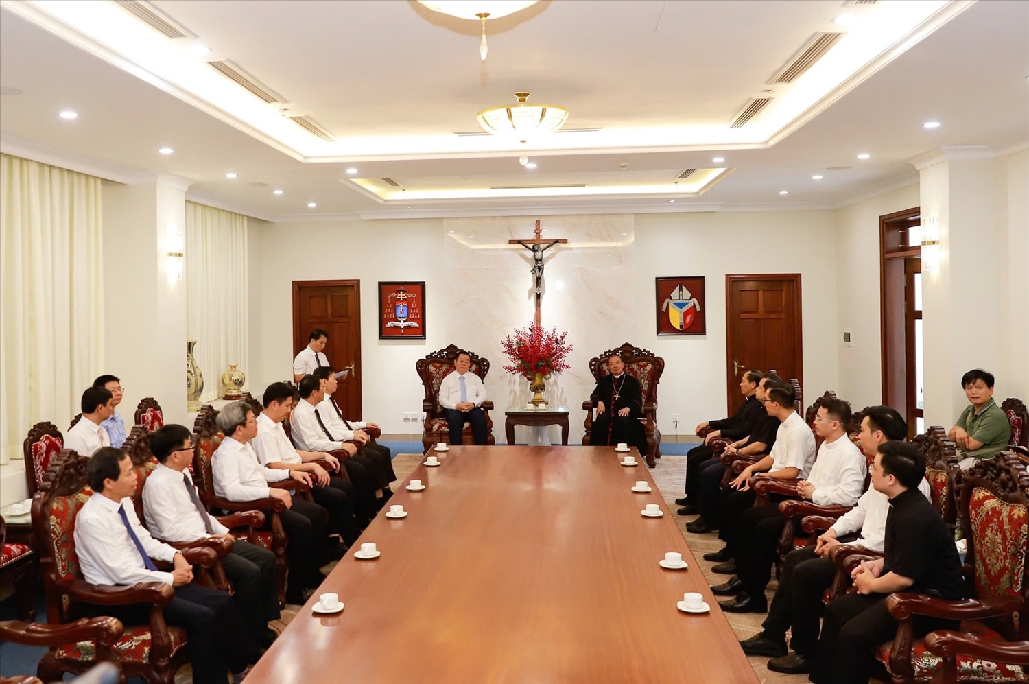 Ủy viên Bộ Chính trị, Bí thư Trung ương Đảng, Trưởng Ban Tuyên giáo và Dân vận Trung ương Nguyễn Trọng Nghĩa thăm, chúc mừng Toà Tổng Giám mục Hà Nôi 