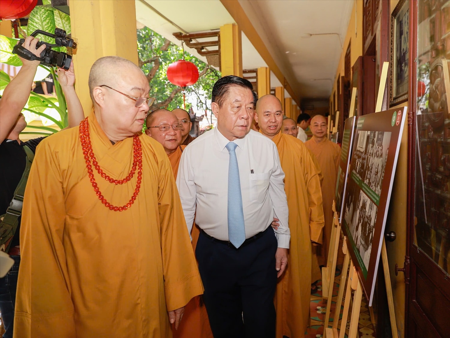 Ủy viên Bộ Chính trị, Bí thư Trung ương Đảng, Trưởng Ban Tuyên giáo và Dân vận Trung ương Nguyễn Trọng Nghĩa tham quan Triển lãm ảnh tại Chùa Quán Sứ