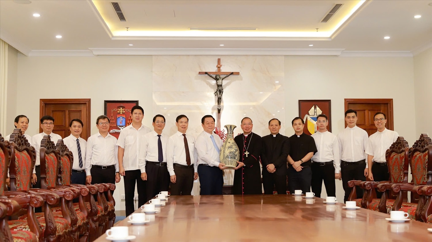 Ủy viên Bộ Chính trị, Bí thư Trung ương Đảng, Trưởng Ban Tuyên giáo và Dân vận Trung ương Nguyễn Trọng Nghĩa tặng quà Toà Tổng Giám mục Hà Nội 