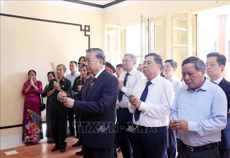 Tổng Bí thư và các đại biểu dâng hương Chủ tịch Hồ Chí Minh tại Di tích Nhà số 48 Hàng Ngang - Ảnh: TTXVN