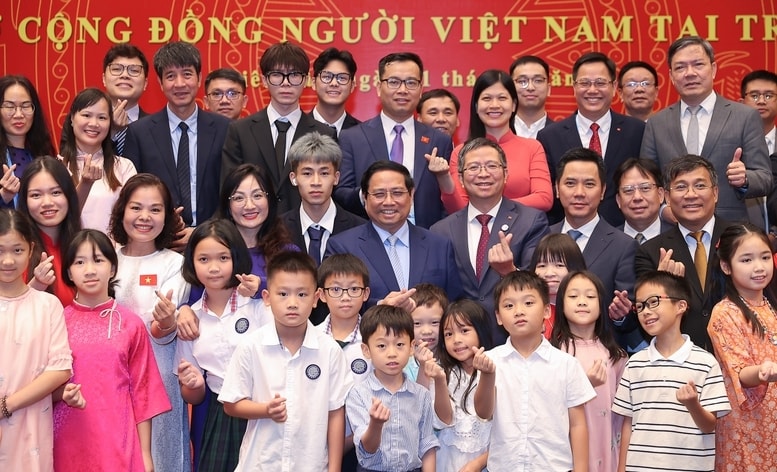 Thủ tướng mong bà con cộng đồng luôn đoàn kết, hoà nhập tốt, các doanh nghiệp người Việt Nam hoạt động ở Trung Quốc chấp hành tốt các quy định của pháp luật sở tại; phát huy tinh thần tự hào dân tộc, đóng góp tích cực vào quan hệ hữu nghị và hợp tác hai nước - Ảnh: VGP/Nhật Bắc
