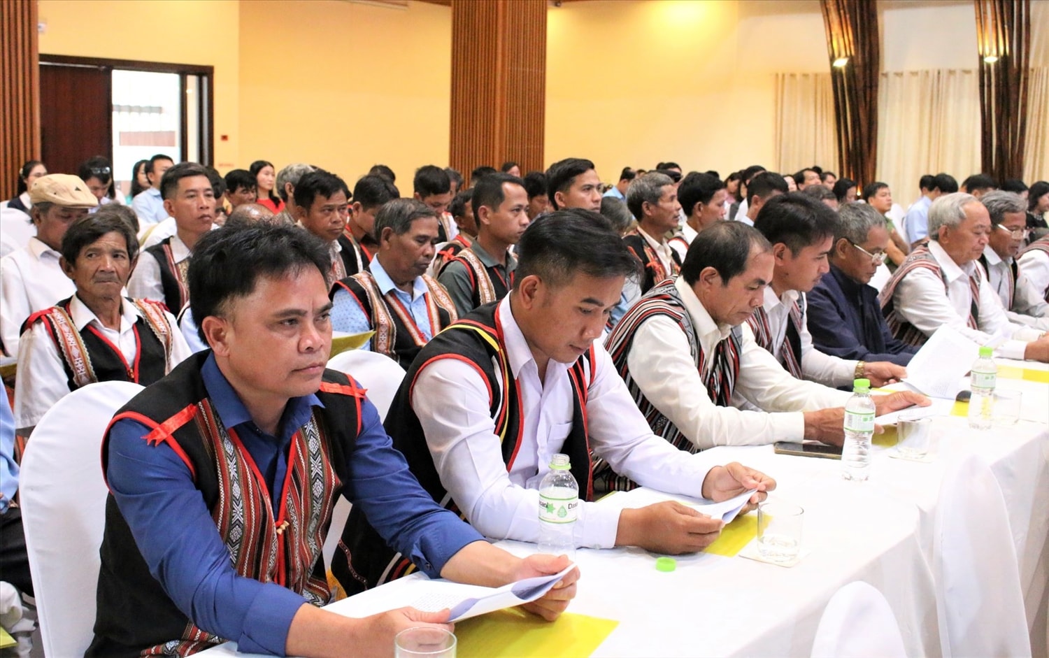 Già làng, trưởng thôn, Người có uy tín tiêu biểu trong vùng đồng bào DTTS tham dự Hội nghị. (Ảnh: Ngọc Chí)