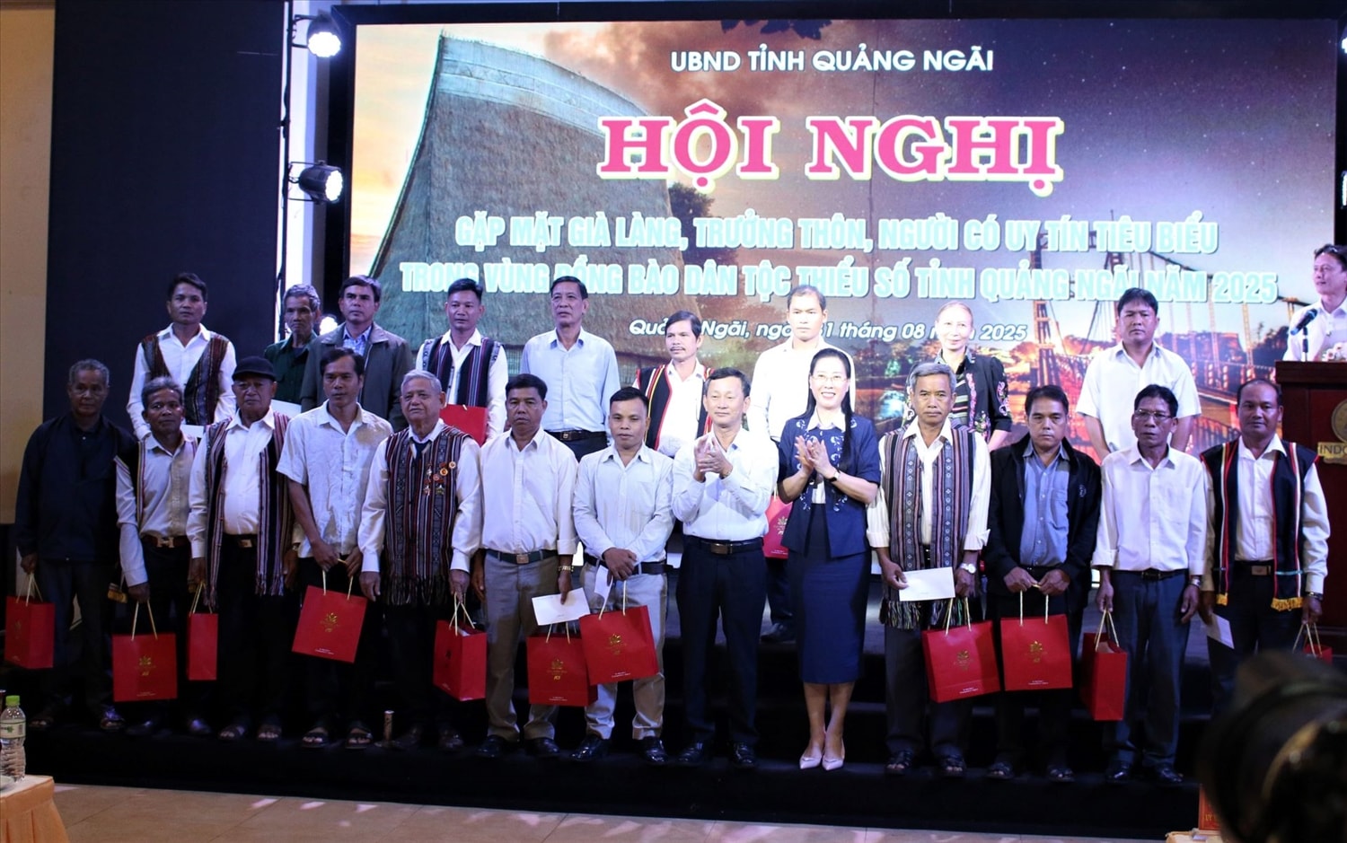 Ủy viên Ban Chấp hành Trung ương Đảng, Bí thư Tỉnh ủy Quảng Ngãi Bùi Thị Quỳnh Vân và Ủy viên Ban Chấp hành Trung ương Đảng, nguyên Bí thư Tỉnh ủy Kon Tum Dương Văn Trang tặng quà cho già làng, trưởng thôn, Người có uy tín tiêu biểu. (Ảnh: Ngọc Chí)