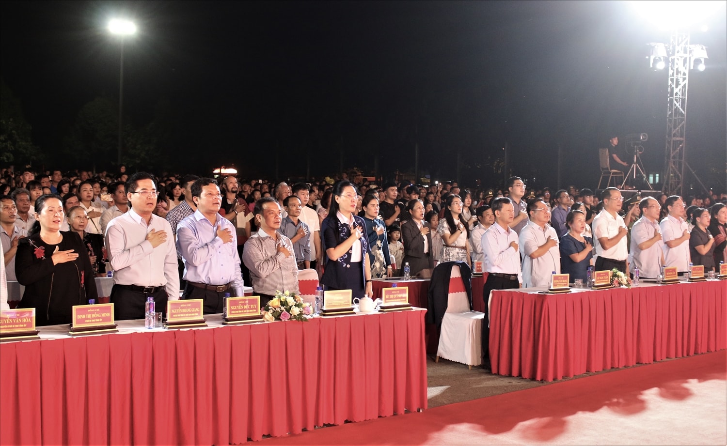 Lãnh đạo Tỉnh ủy, HĐND, UBND, UBMTTQ Việt Nam tỉnh Quảng Ngãi đặt tay lên ngực, cùng hát vang Quốc ca và lắng nghe lời Bác Hồ đọc bản Tuyên ngôn độc lập. (Ảnh: Ngọc Chí)