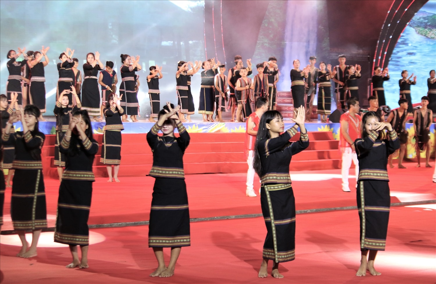 Các nghệ nhân trẻ trình diễn cồng chiêng, múa xoang truyền thống của đồng bào các DTTS tỉnh Quảng Ngãi. (Ảnh: Ngọc Chí