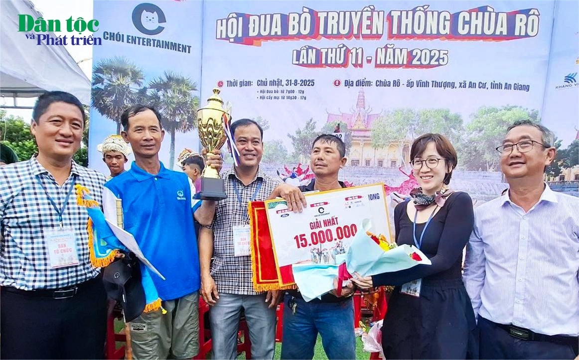 Kết quả chung cuộc, đôi bò số 21 của ông Thái Bình Nguyên (phường Chi Lăng) hạng nhất, đôi bò mang số đeo 15 của ông Chau Thi (xã An Cư) hạng nhì, đôi bò số đeo 2 của ông Chau Phi Rum hạng ba; Trong ảnh: Ông Danh Phúc - Giám đốc Sở Dân tộc và Tôn giáo tỉnh An Giang (thứ 3 từ trái qua) và các đại biểu trao giải nhất cho ông Nguyên 