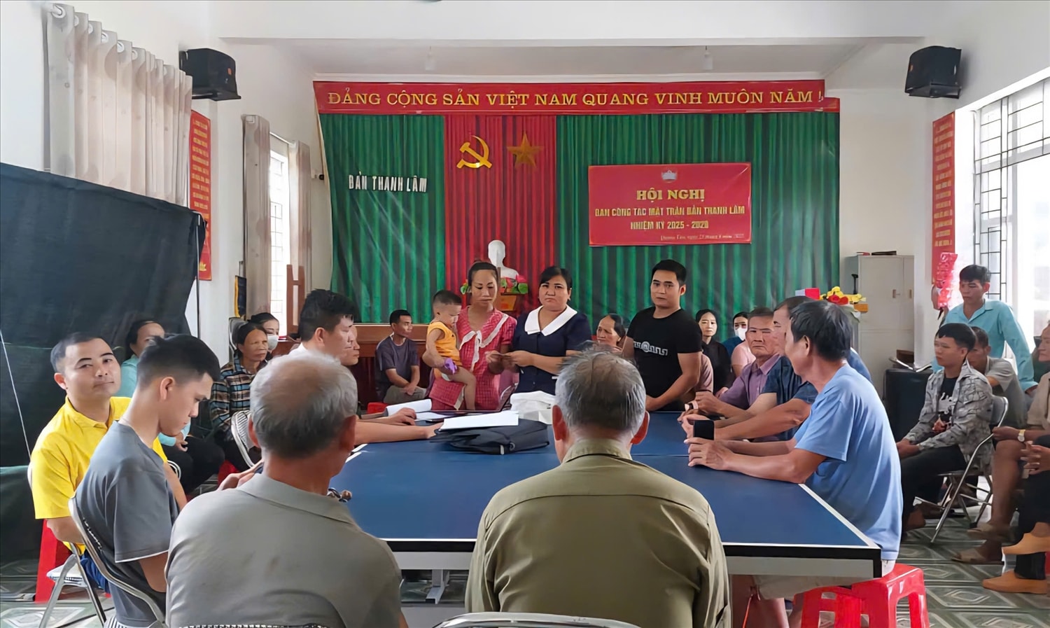 Người dân bản Thanh Lâm (xã Quảng Tân) phấn khởi đến nhận quà 2/9