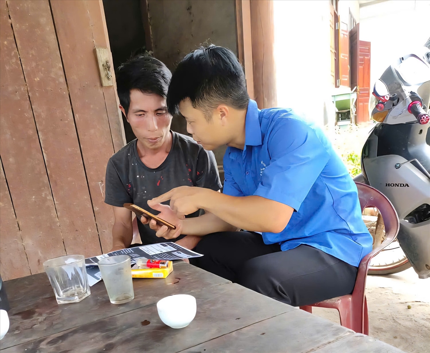 Sự tận tâm, không quản ngại vất vả của cán bộ, đảng viên đã xóa nhòa khoảng cách địa lý và mang lại  sự tin tưởng, yên tâm cho bà con (Ảnh : Mỹ Dung)