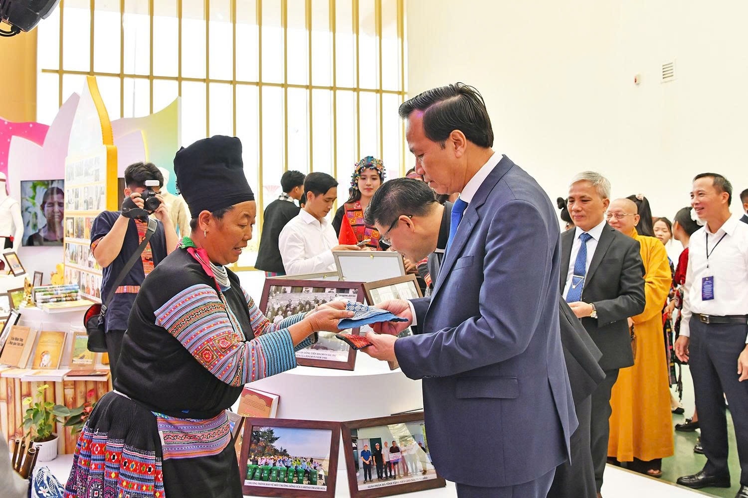 Nghệ nhân người Mông giới thiệu nghệ thuật vẽ sáp ong lên vải với Bộ trưởng Bộ Dân tộc và Tôn giáo Đào Ngọc Dung Nghệ nhân người Mông giới thiệu nghệ thuật vẽ sáp ong lên vải với Bộ trưởng Bộ Dân tộc và Tôn giáo Đào Ngọc Dung (Ảnh.Hoàng Quý)