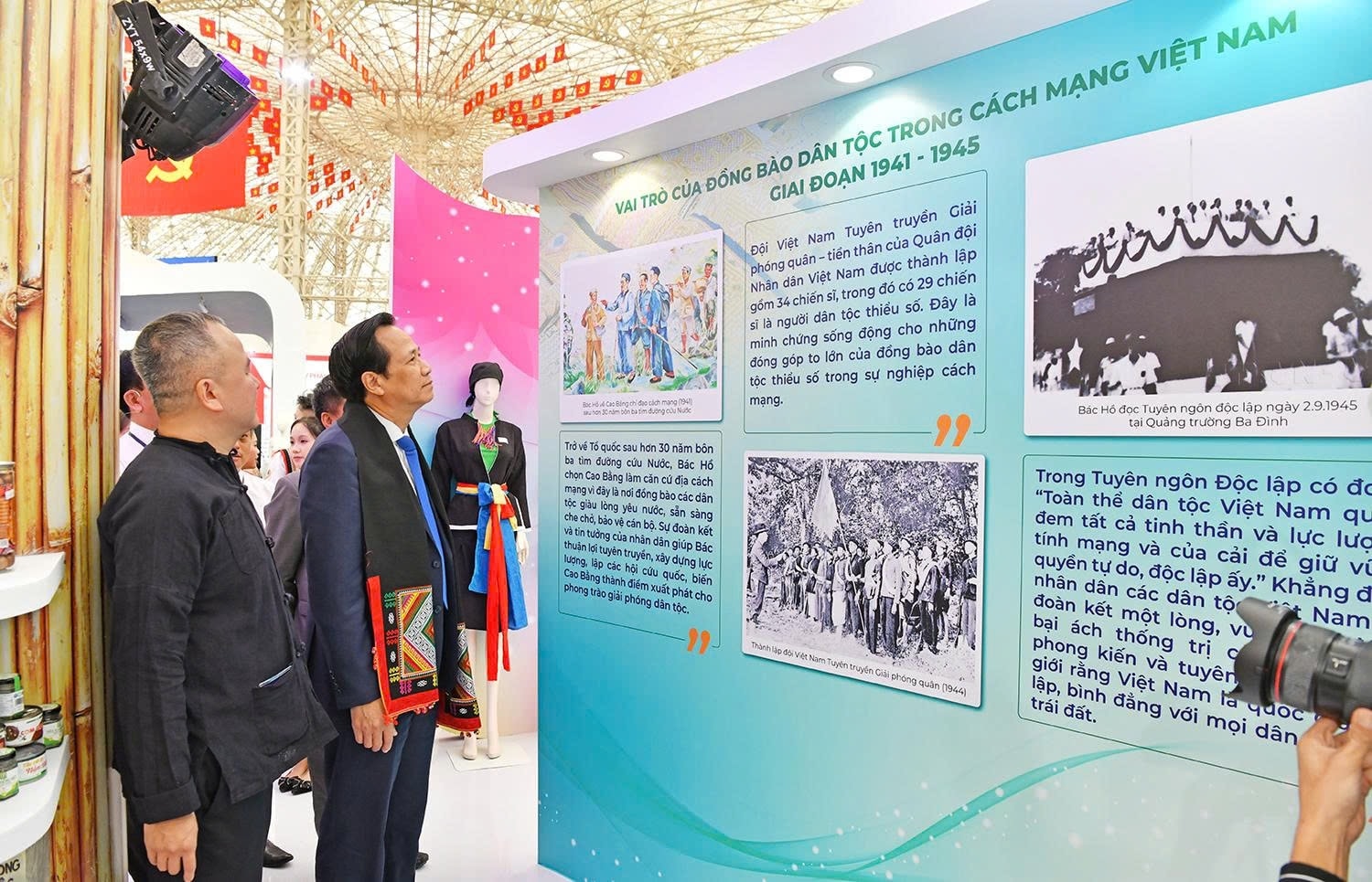 Bộ trưởng Bộ Dân tộc và Tôn giáo Đào Ngọc Dung thăm quan gian trưng bày về công tác dân tộc của Bộ Dân tộc và Tôn giáo tại Triển lãm (Ảnh. Hoàng Quý) Bộ trưởng Bộ Dân tộc và Tôn giáo Đào Ngọc Dung thăm quan gian trưng bày về công tác dân tộc của Bộ Dân tộc và Tôn giáo tại Triển lãm (Ảnh. Hoàng Quý)