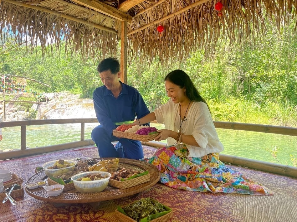 Du khách thưởng thức các món ăn truyền thống của người Mường giữa cảnh sắc thiên nhiên tươi đẹp (Ảnh T.N)